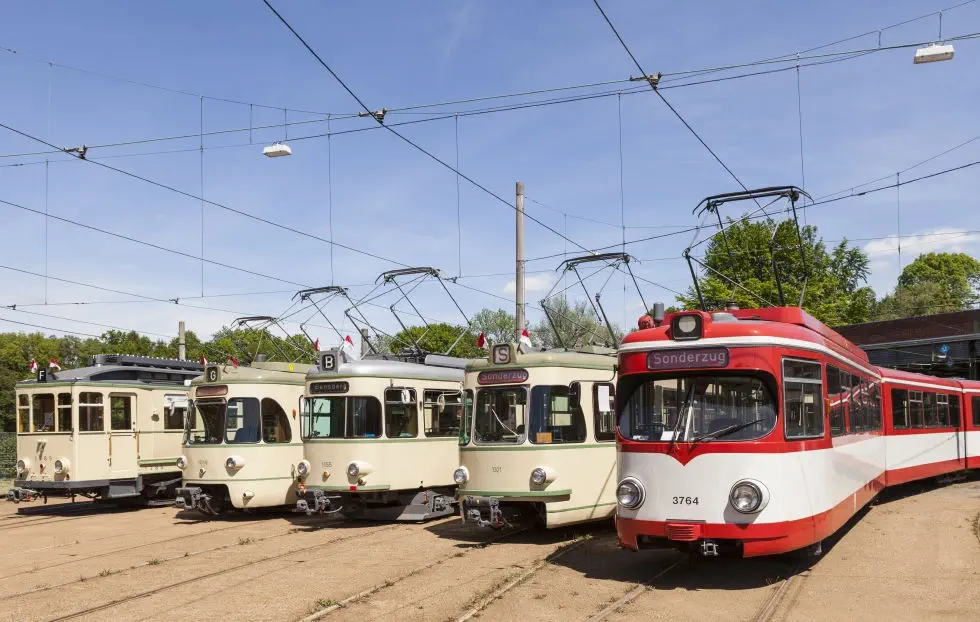 Eine Aufstellung einiger fahrbereiter Fahrzeuge
